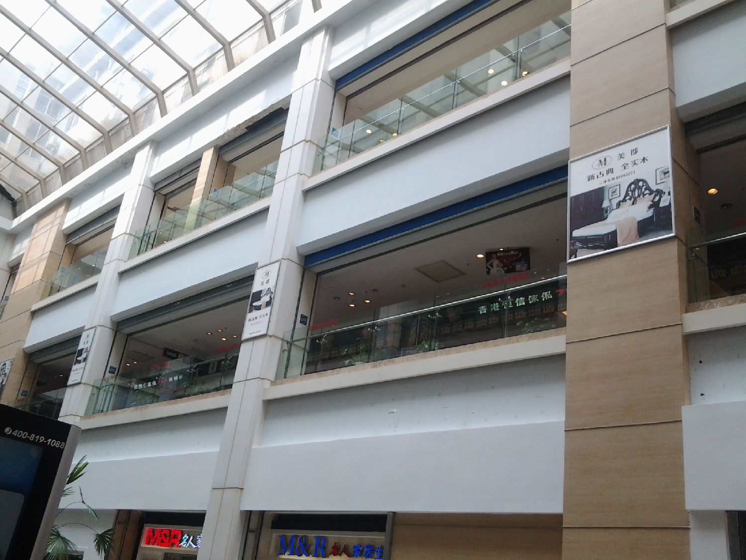 大型賣(mài)場(chǎng)廣告畫(huà) 戶外寫(xiě)真裱冷板+可開(kāi)啟式型材框 畫(huà)面可反復(fù)更換